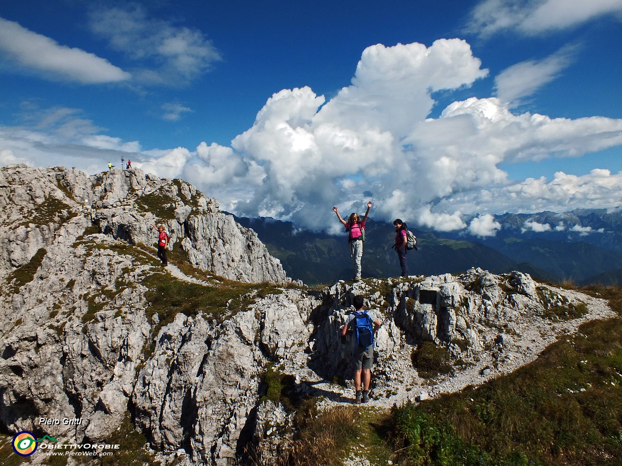 42 Quattro passi in cresta di vetta....JPG